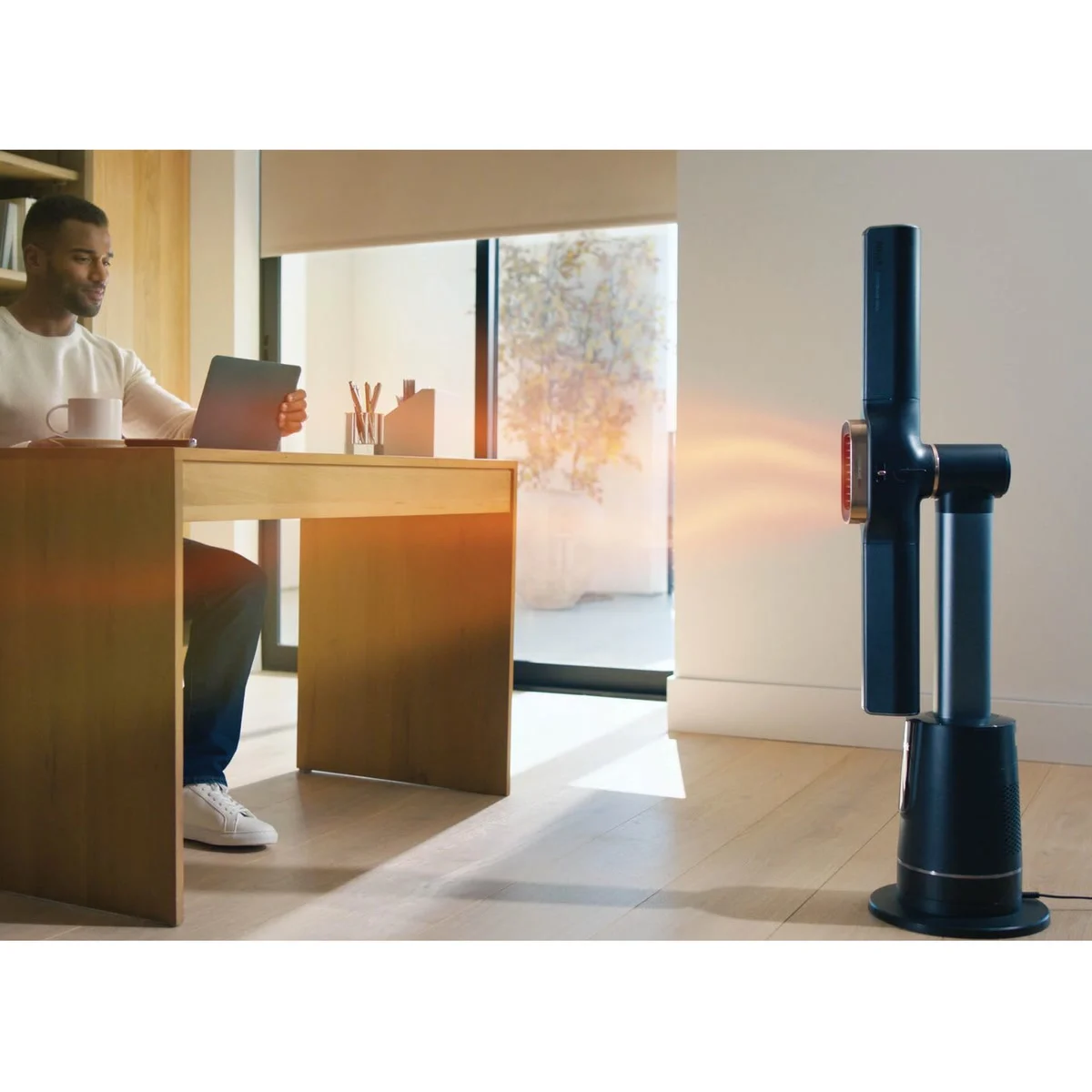 Le Shark TurboBlade Cool + Heat anthracite dirige sa chaleur vers un homme à son bureau, en mode Ciblé
