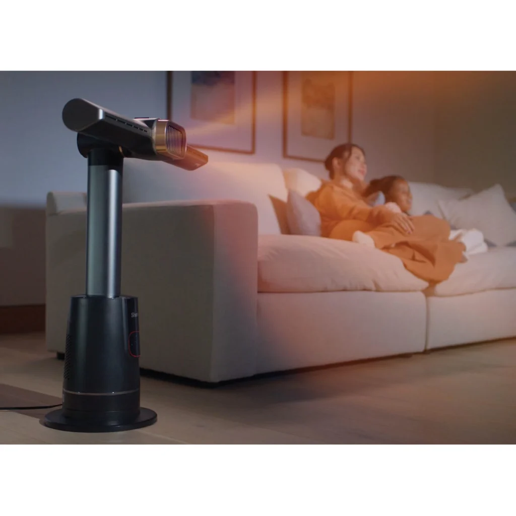 Le Shark TurboBlade Cool + Heat anthracite chauffe le salon, une femme au chaud sur le canapé