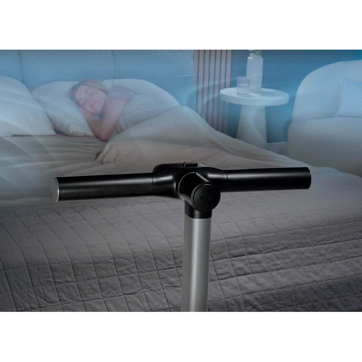 Le Shark TurboBlade Cool + Heat anthracite à l’horizontale, au pied du lit, en ventilation