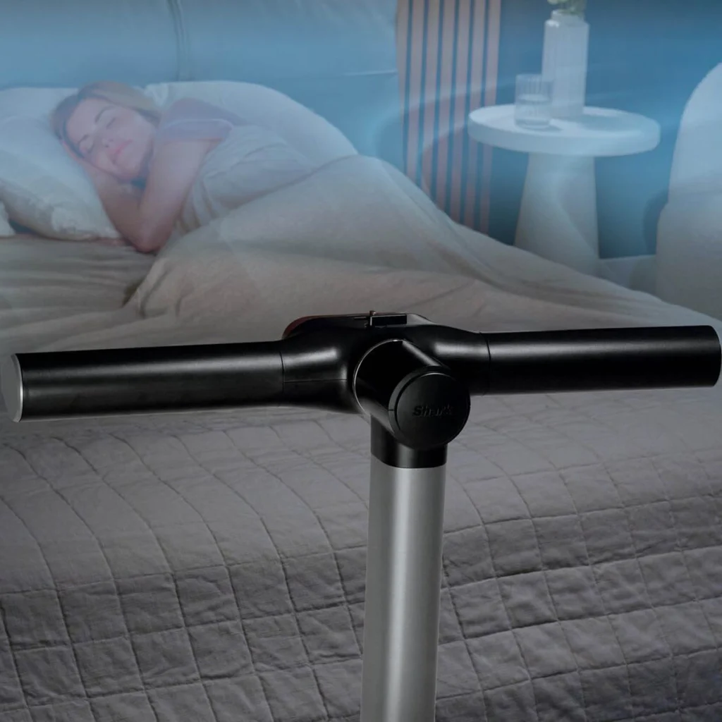 Le Shark TurboBlade Cool + Heat anthracite à l’horizontale, au pied du lit, en ventilation