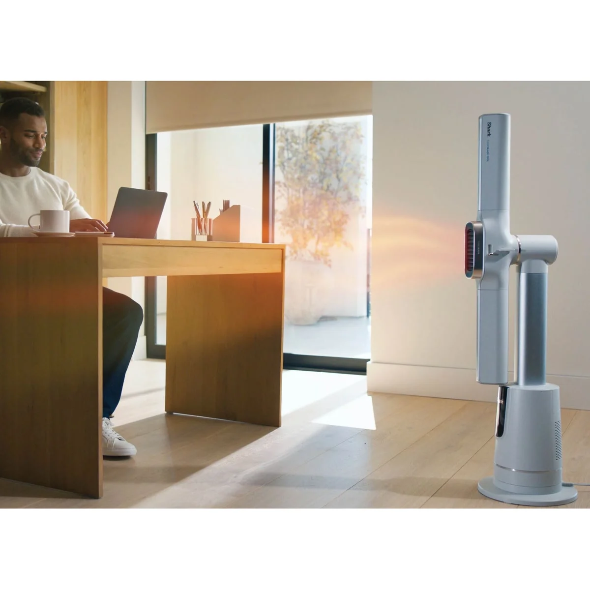 Le Shark TurboBlade Cool + Heat dirige sa chaleur vers un homme à son bureau, en mode Ciblé