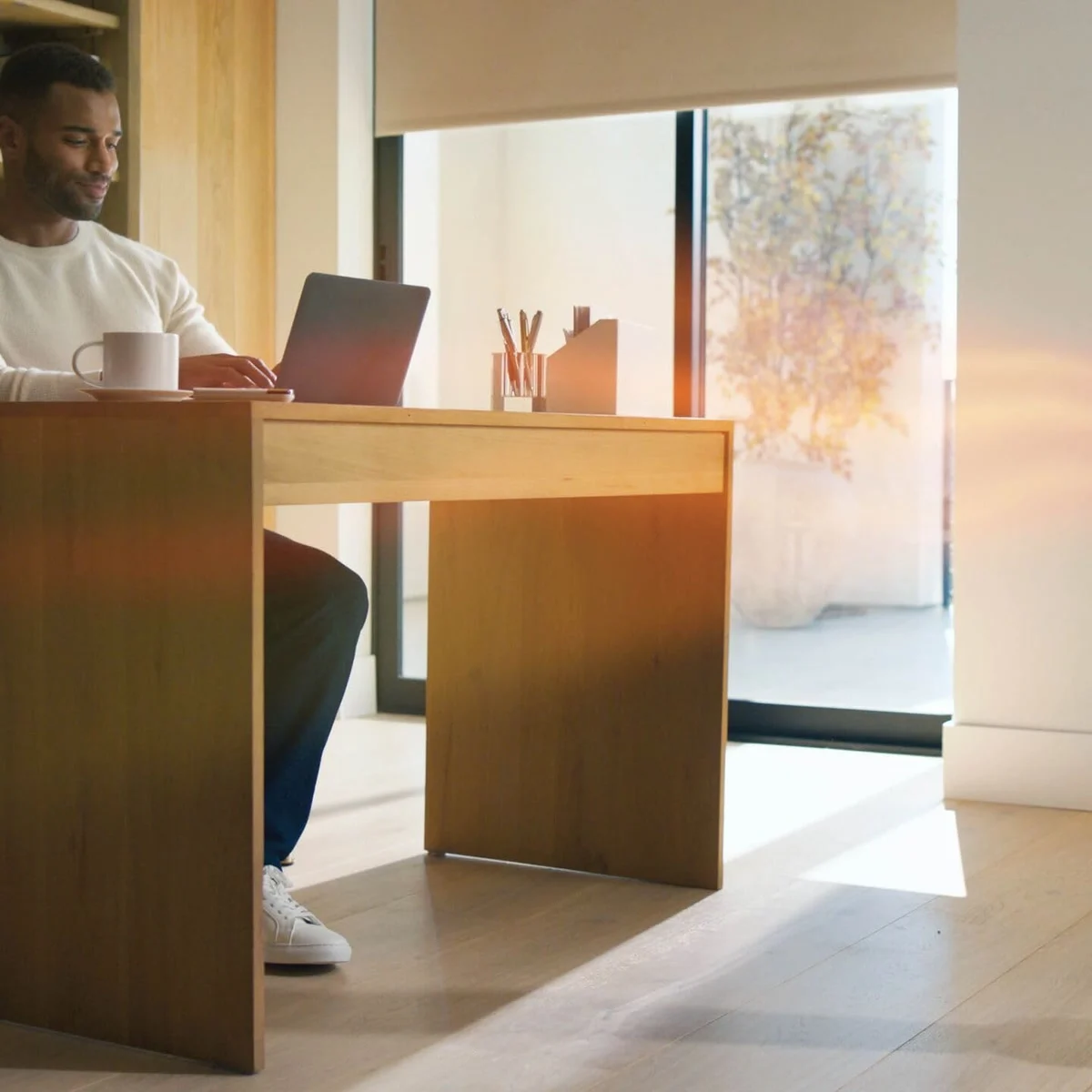 Le Shark TurboBlade Cool + Heat dirige sa chaleur vers un homme à son bureau, en mode Ciblé