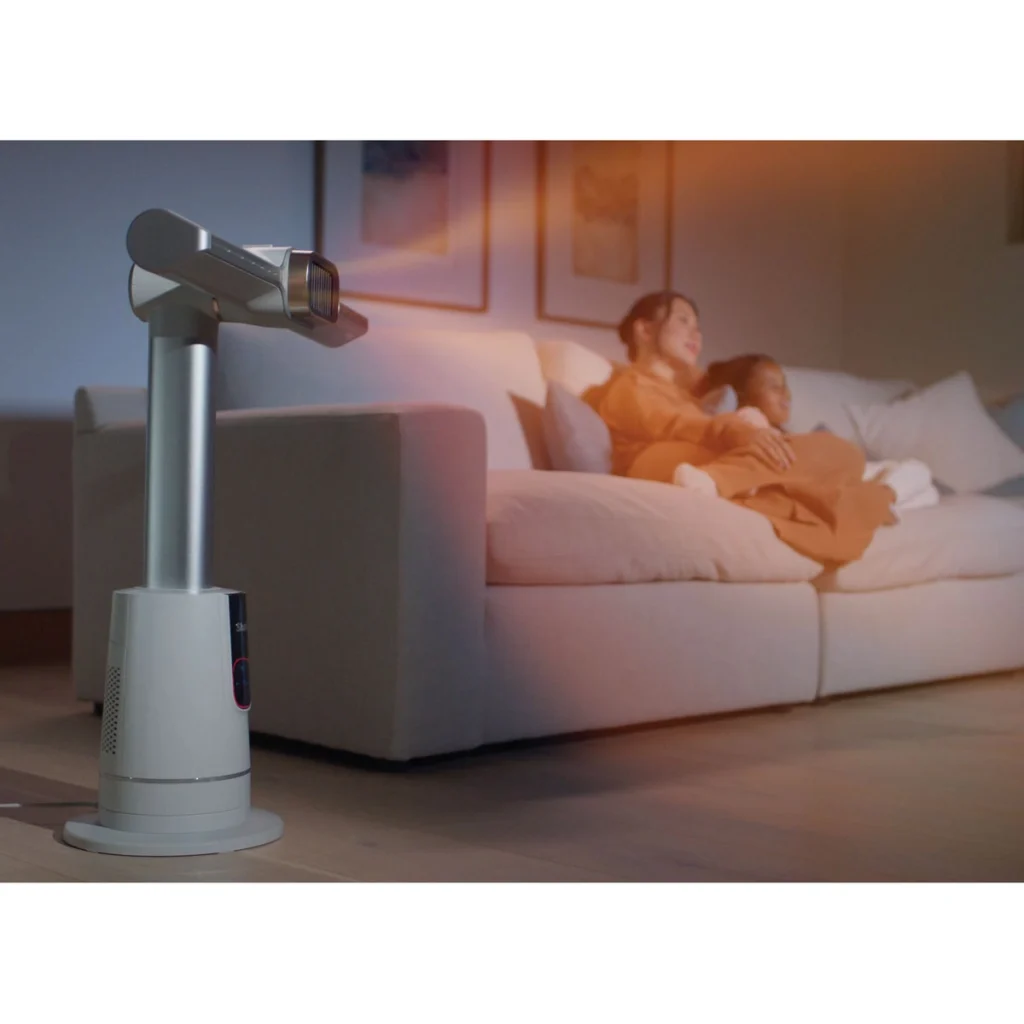 Le Shark TurboBlade Cool + Heat chauffe le salon, une femme au chaud sur le canapé