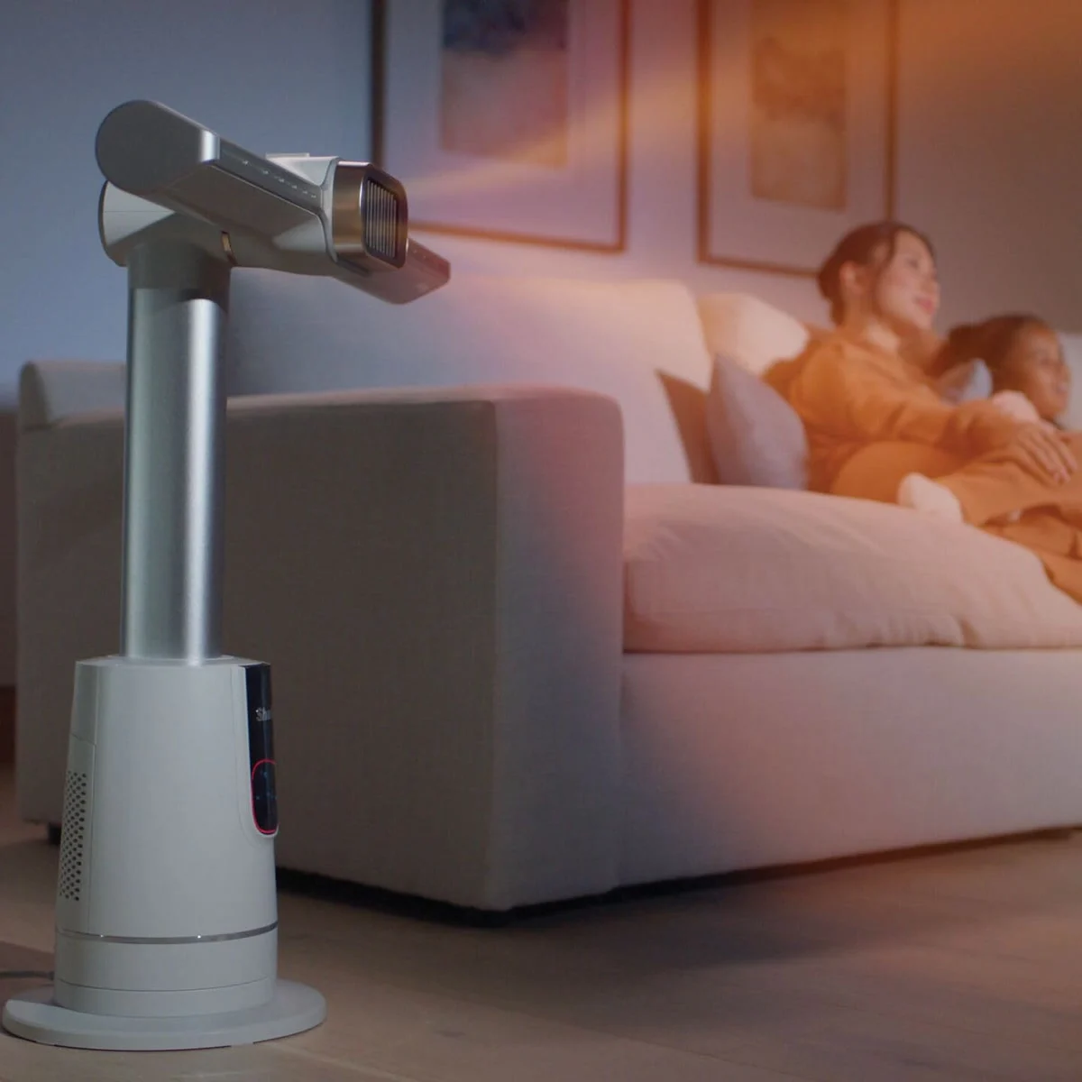 Le Shark TurboBlade Cool + Heat chauffe le salon, une femme au chaud sur le canapé